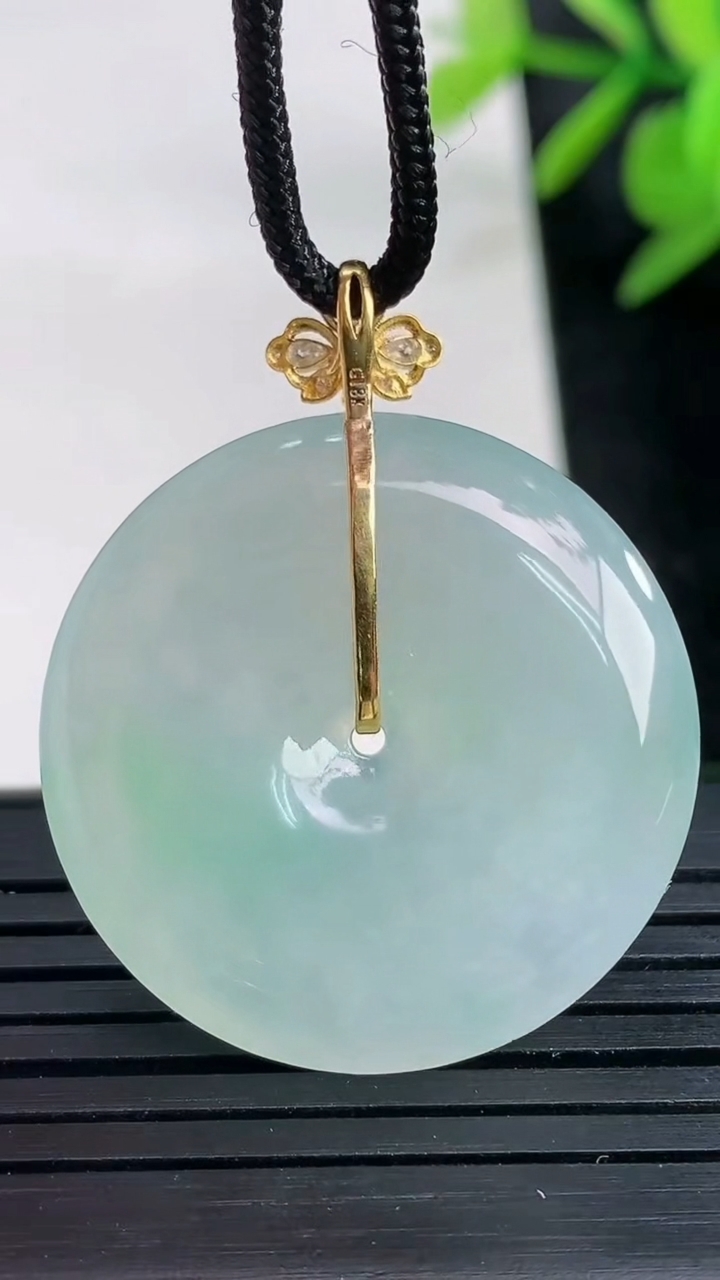 天然A货翡翠平安扣吊坠尺寸29.2-5.7重量:10.12g
3月27日