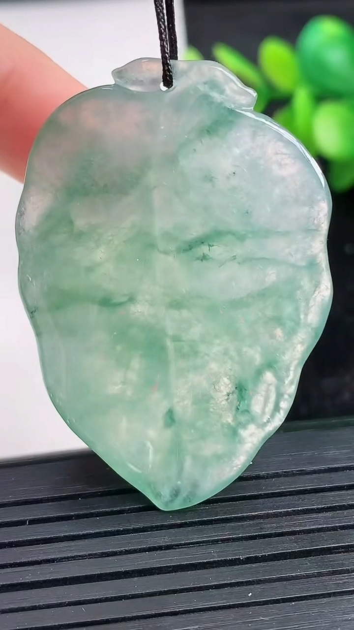天然A货翡翠飘花金枝玉叶 叶子吊坠尺寸46.9-32.3-8.3重量:18.81g
3月27日
