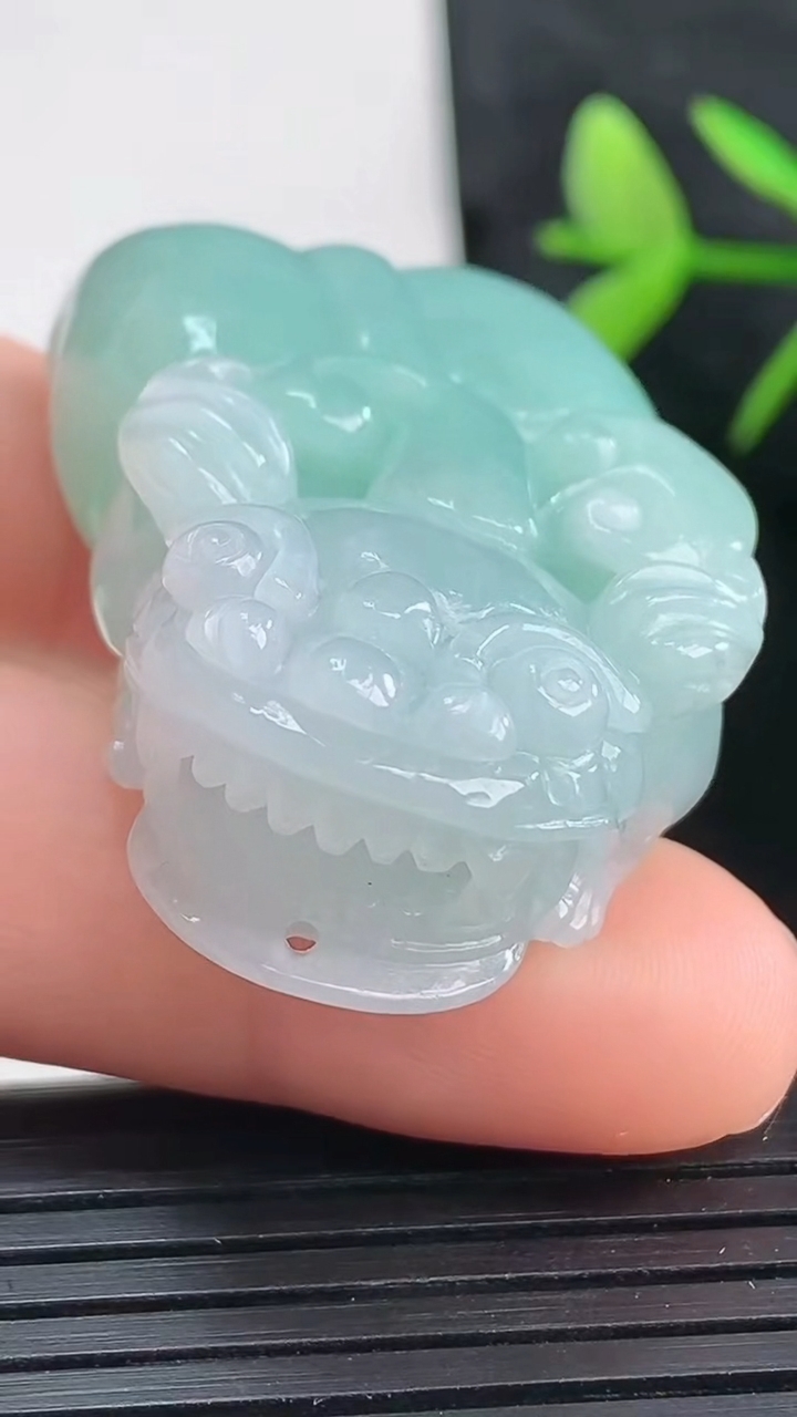 天然A货翡翠貔貅吊坠尺寸43.4-26.1-12.7重量:31.90g
3月27日