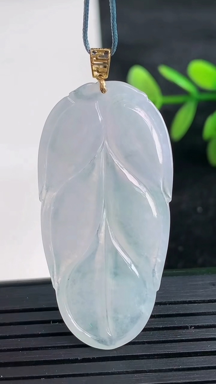 天然A货翡翠金枝玉叶 叶子吊坠尺寸42.9-21.6-4.2重量:7.93g
3月27日