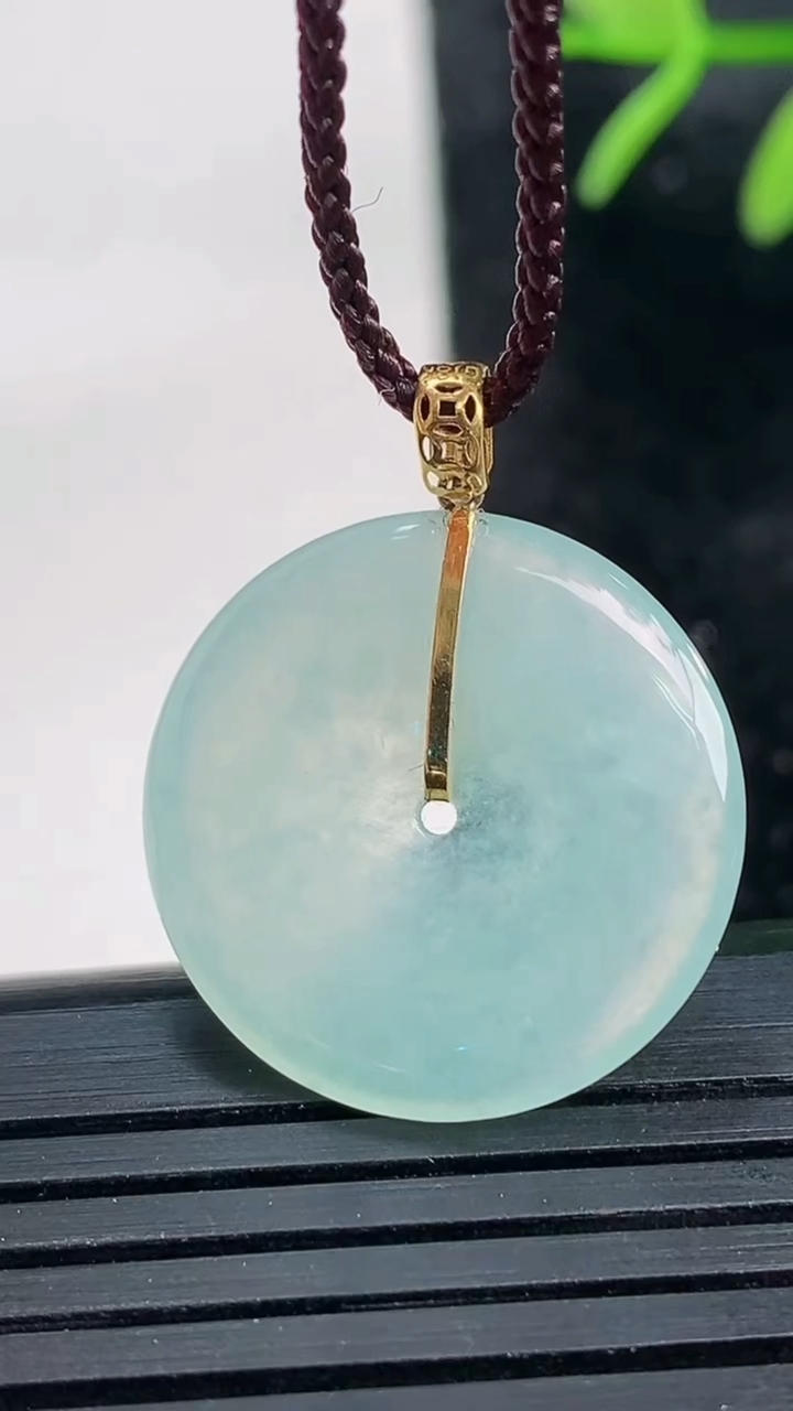 天然A货翡翠平安扣吊坠尺寸21.1-3.2重量:3.30g
3月27日