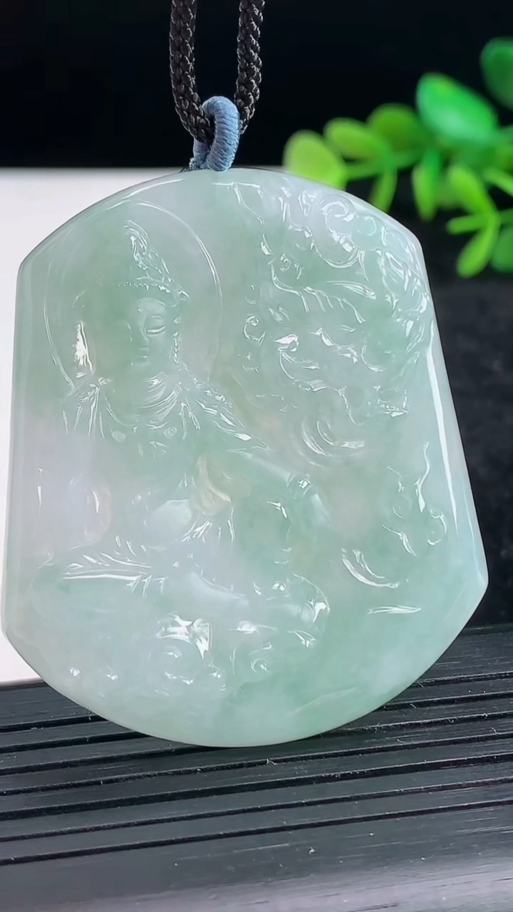 天然A货翡翠文殊菩萨吊坠尺寸51.4-44-5.6重量:26.76g
3月27日