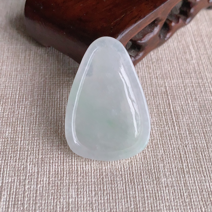 天然A货翡翠大日如来吊坠 
尺寸38.3-26.5-5.5mm 重量9.88g 0326