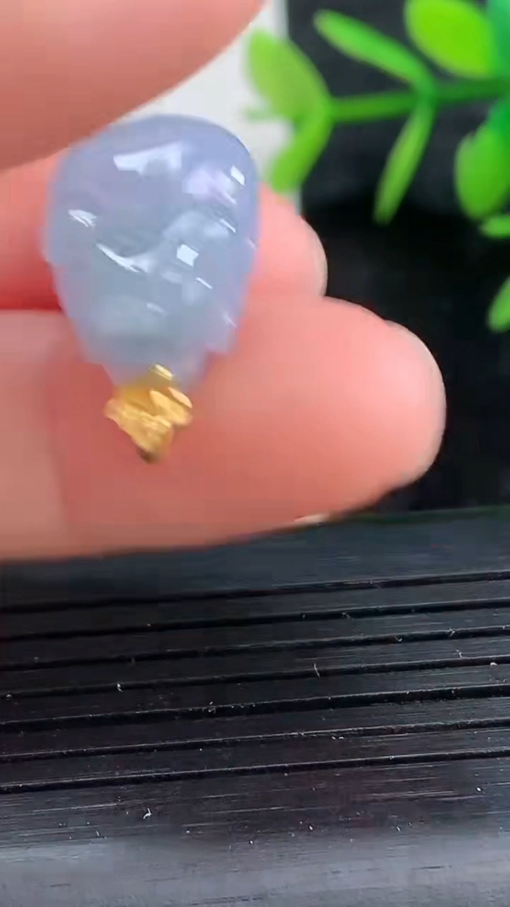 天然A货翡翠18K金紫罗兰生肖猪吊坠尺寸17-11.7-7.5重量:3.15g
3月27日