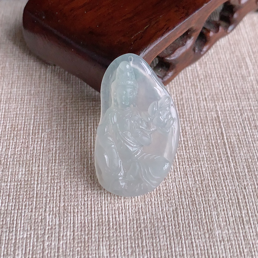 天然A货翡翠大势至菩萨吊坠 
尺寸36-20.7-4.8mm 重量6.70g 0326