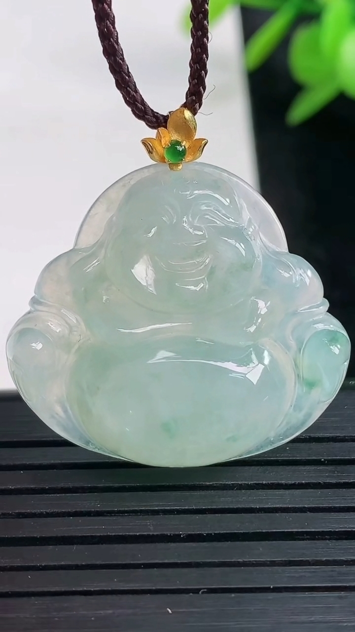 天然A货翡翠种飘花佛公吊坠尺寸26.9-30.4-6.3重量:7.33g
3月27日