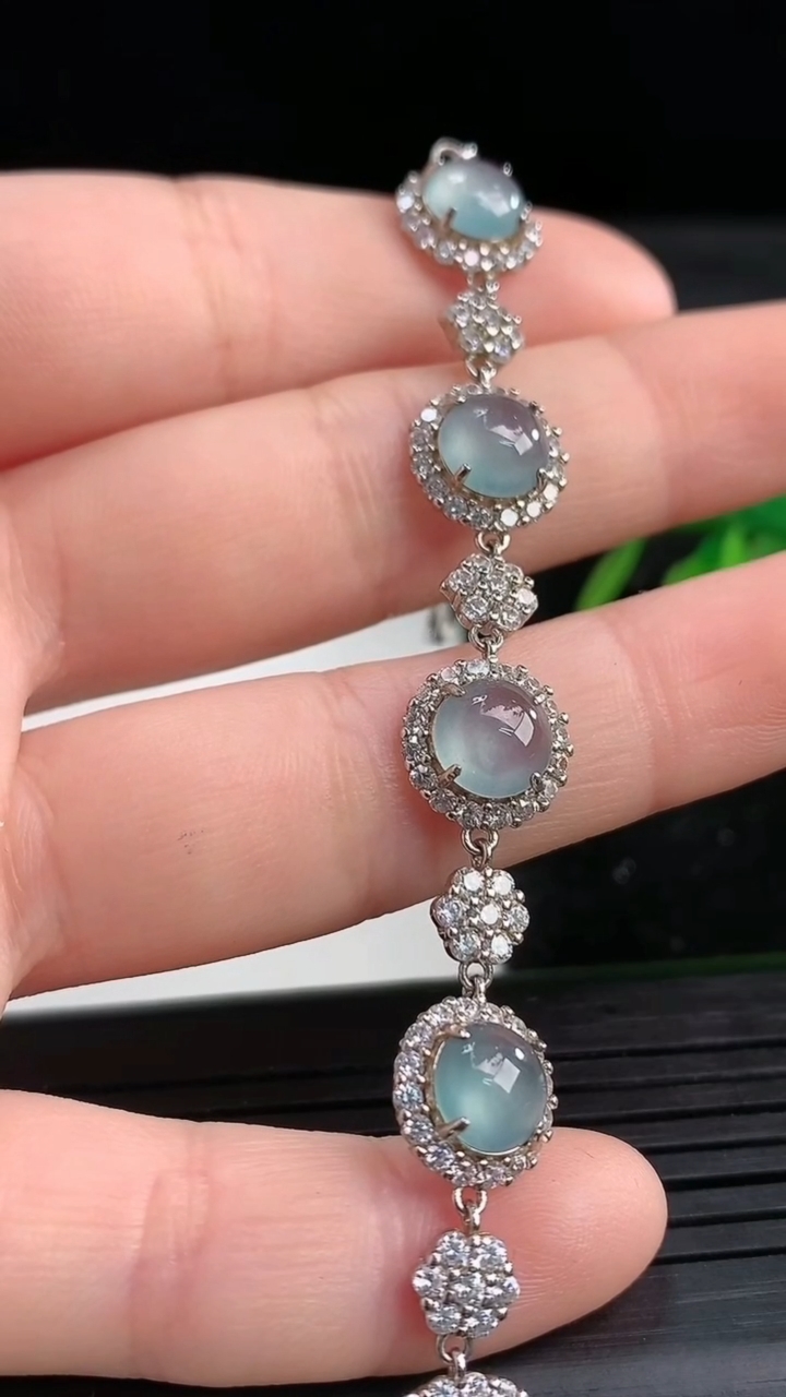 天然A货翡翠种蓝水蛋面手链尺寸6.8重量:6.25g
3月27日