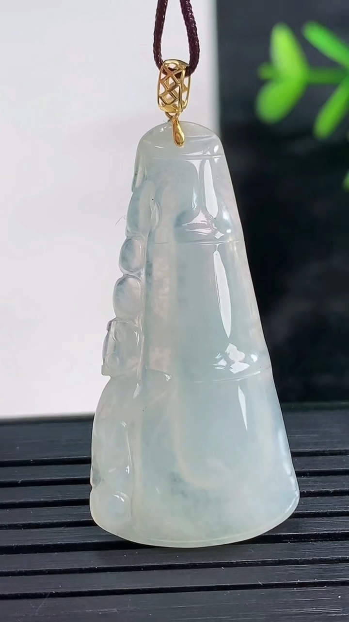 天然A货翡翠种白冰节节高升 竹节吊坠尺寸38.4-18.9-4.6重量:4.57g
3月27日