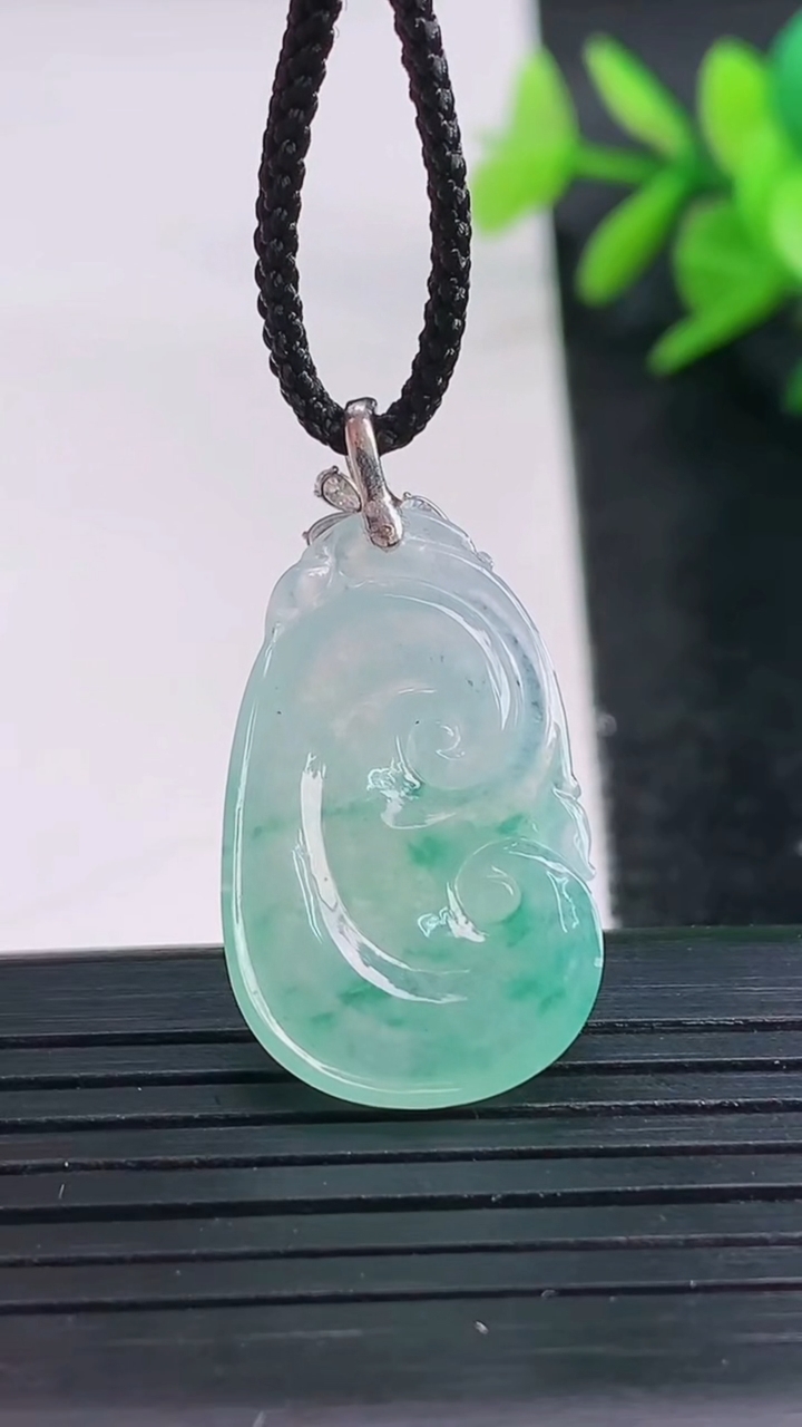 天然A货翡翠种飘花如意吊坠尺寸25.4-15.7-3.6重量:2.83g
3月27日