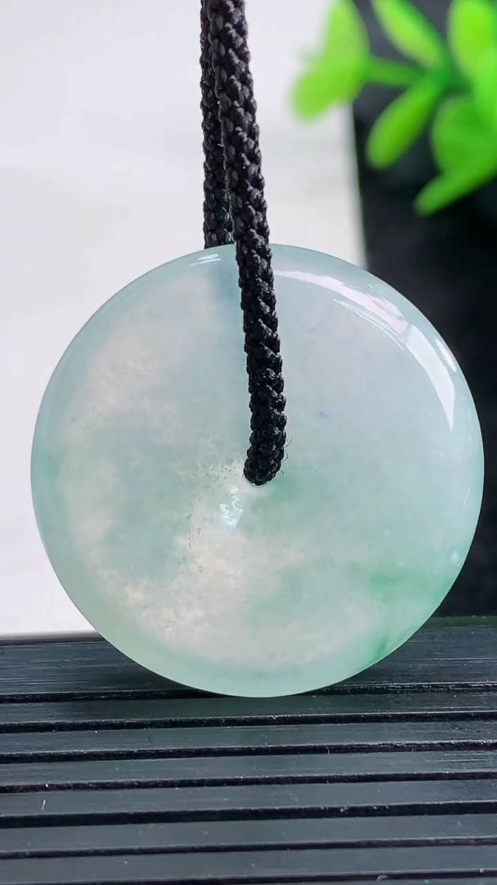 天然A货翡翠冰种飘花平安扣吊坠尺寸28.1-5重量:8.31g
3月27日