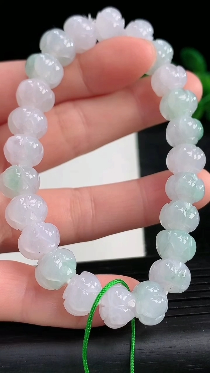 天然A货翡翠莲花手串尺寸9.8-7.3重量:29.76g3月27日
工厂直销收藏佳品,种好水足，色泽