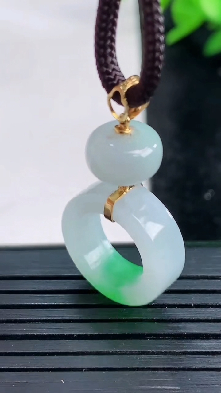 天然A货翡翠平安环吊坠尺寸17-5.6重量:3.61g
3月27日