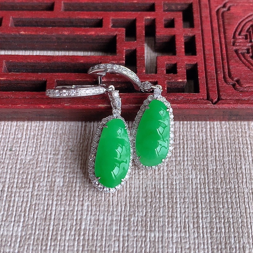 天然A货翡翠18K金伴钻镶嵌阳绿四季豆福豆平安豆耳坠 
尺寸13-6.5-6mm 重量4.28g 0