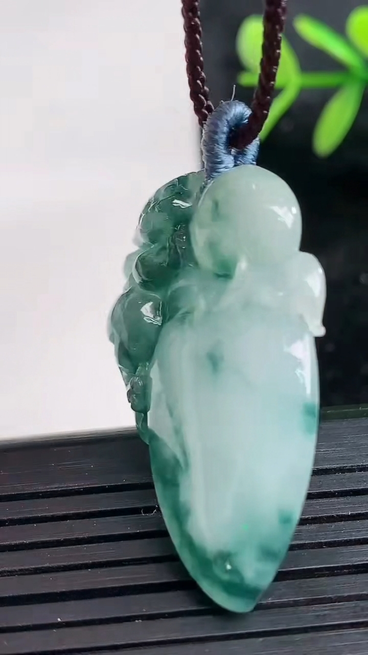 天然A货翡翠飘花寿桃吊坠尺寸38.1-23.1-5.8重量:8.50g
3月27日