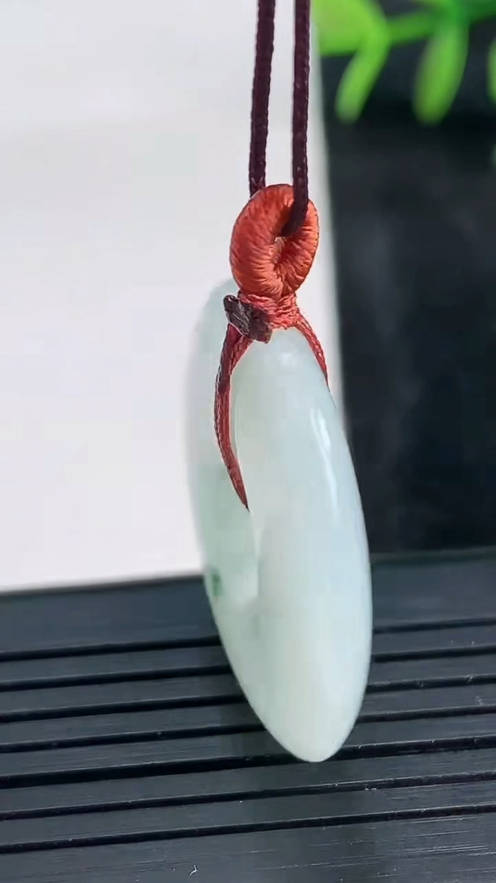 天然A货翡翠飘花平安扣吊坠尺寸28.8-5.4重量:9.34g
3月27日