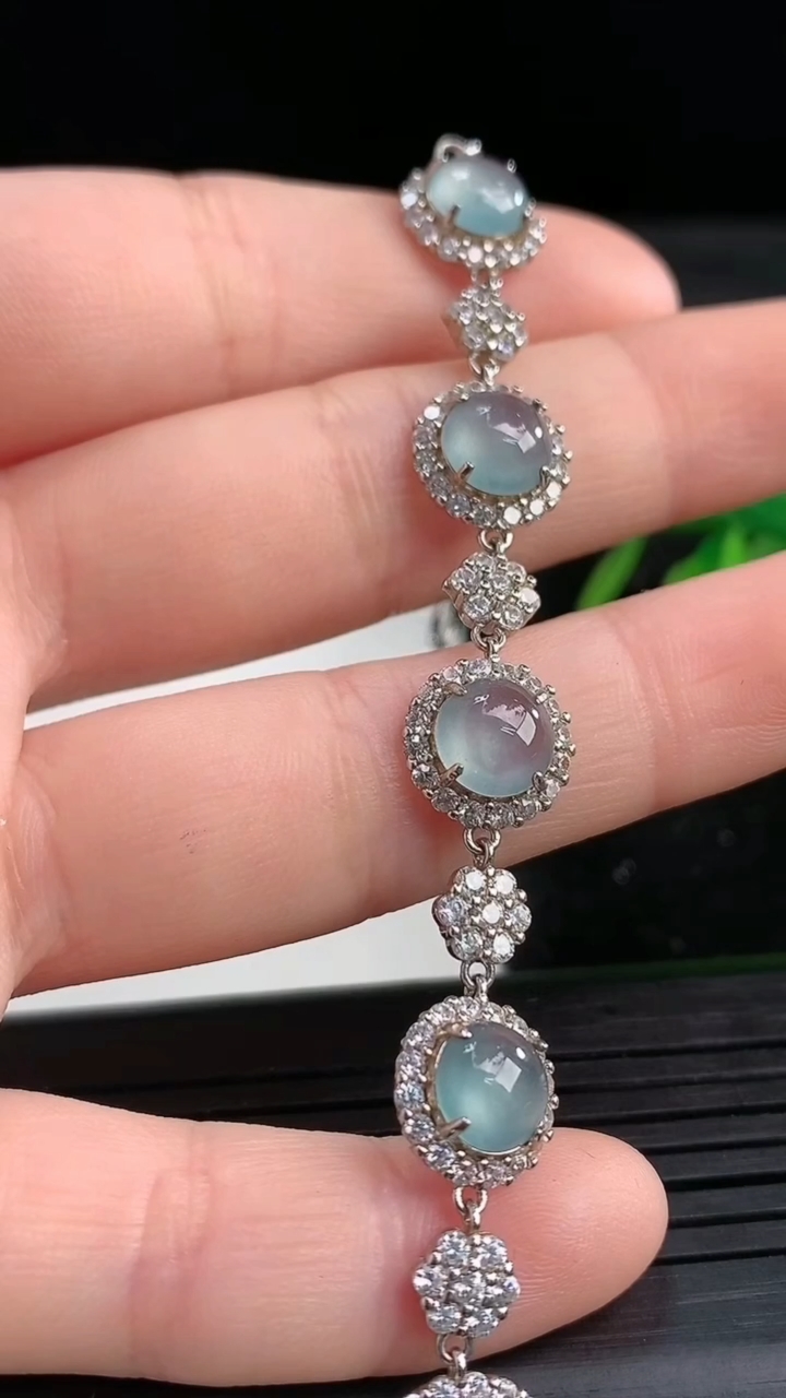 天然A货翡翠种蓝水蛋面手链尺寸6.8重量:6.25g
3月27日