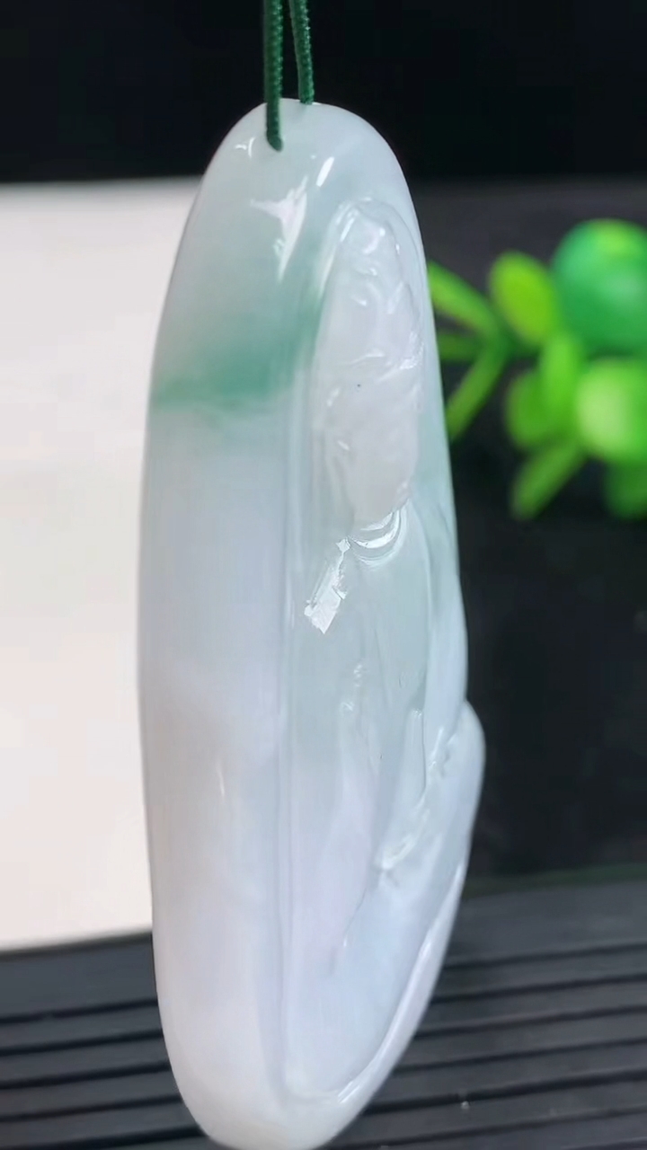 天然A货翡翠飘花观音菩萨吊坠尺寸61.8-34.5-11.7重量:47.49g
3月27日