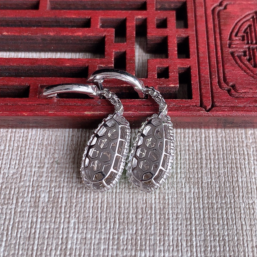 天然A货翡翠18K金伴钻镶嵌阳绿四季豆福豆平安豆耳坠 
尺寸13-6.5-6mm 重量4.28g 0326