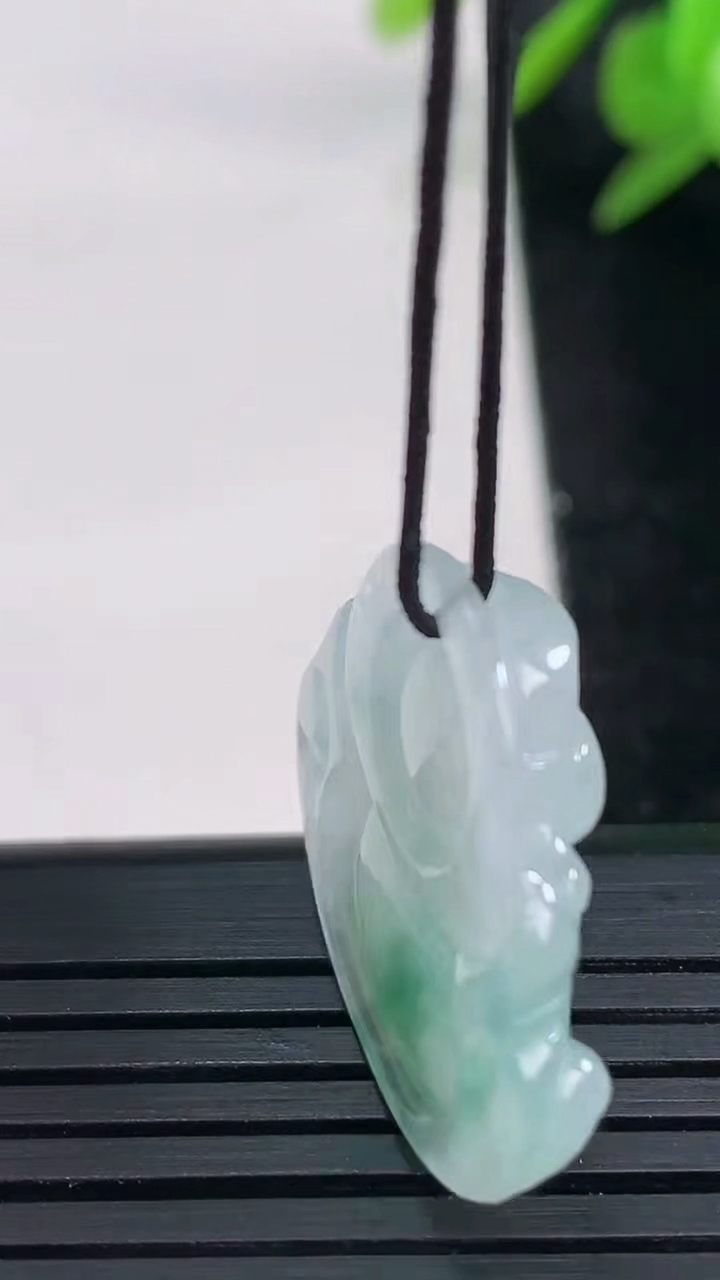 天然A货翡翠飘花佛公吊坠尺寸23-26.7-6.2重量:5.11g
3月27日