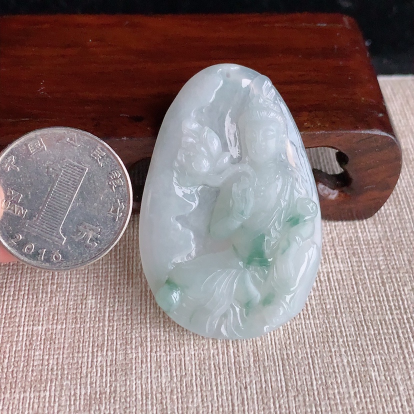 天然A货翡翠飘花大势至菩萨吊坠 
尺寸49-32.6-5mm 重量13.75g 0326