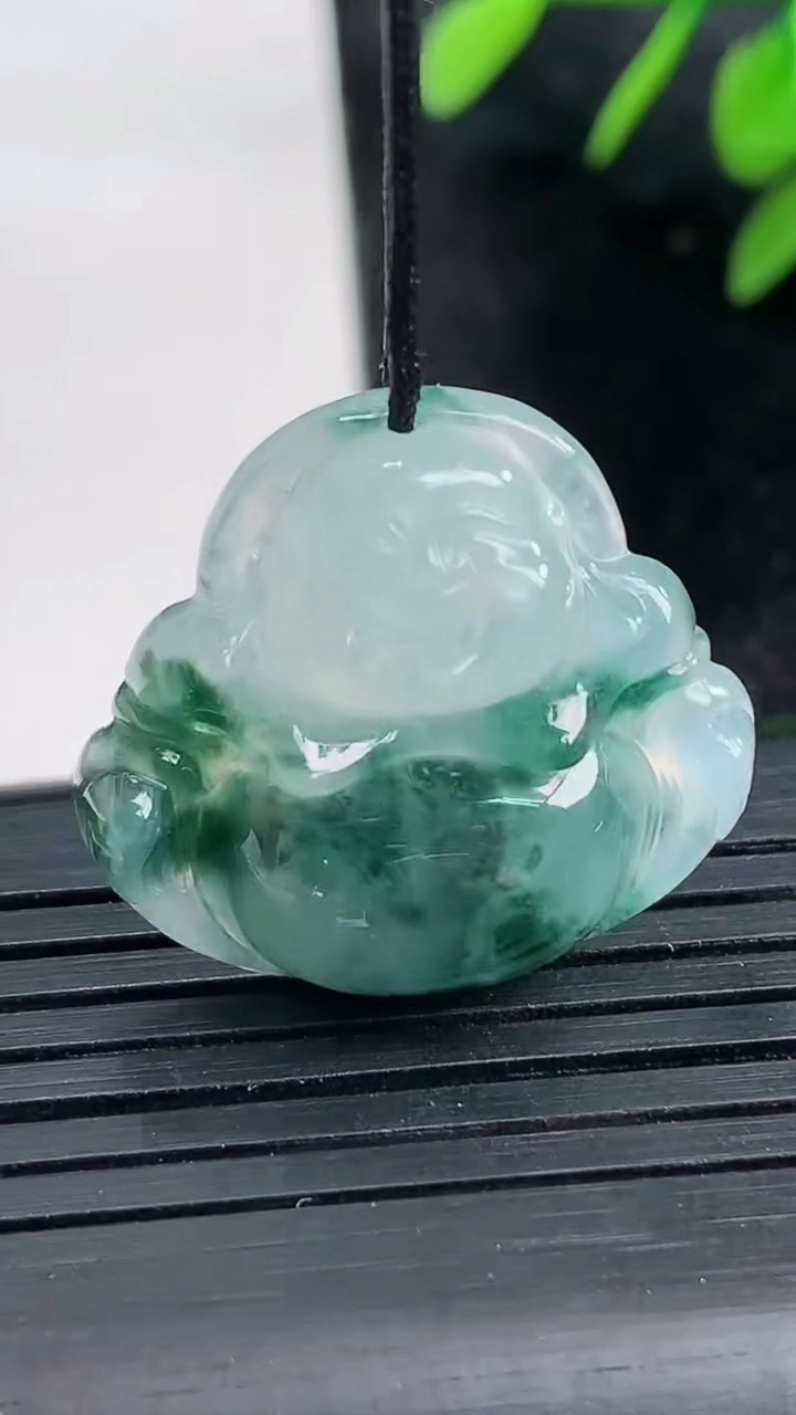 天然A货翡翠飘花佛公吊坠尺寸23.9-25-6.1重量:5.10g
3月27日