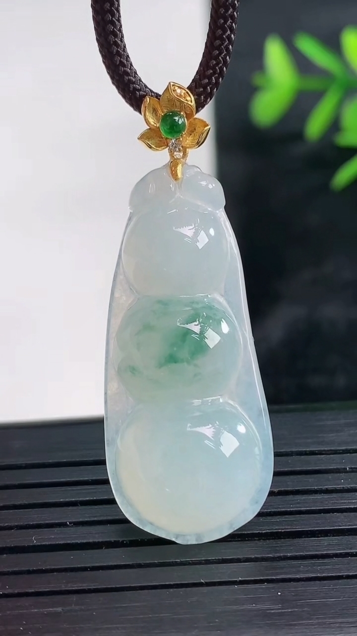 天然A货翡翠18K金飘花福豆吊坠尺寸35.4-11.5-6.2重量:5.38g
3月27日