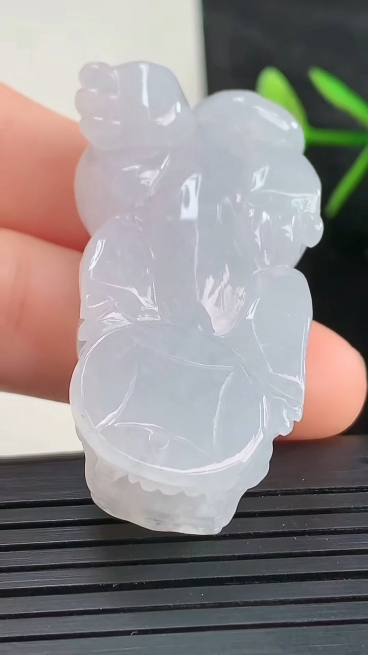 天然A货翡翠貔貅吊坠尺寸43.4-23.1-11.9重量:26.65g
3月27日