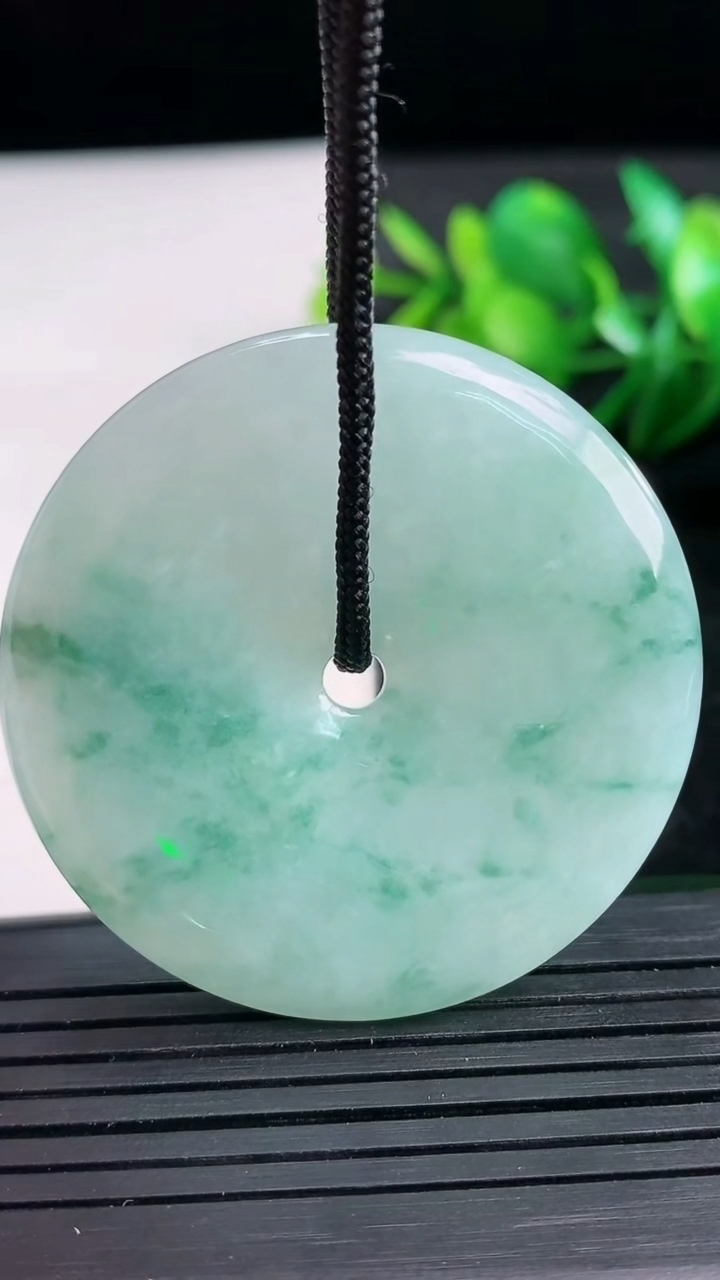 天然A货翡翠飘花平安扣吊坠尺寸44.5-6.2重量:26.88g
3月27日