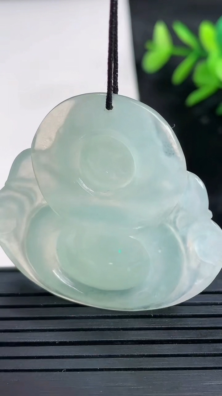 天然A货翡翠佛公吊坠尺寸38.7-41.2-7.4重量:17.34g
3月27日