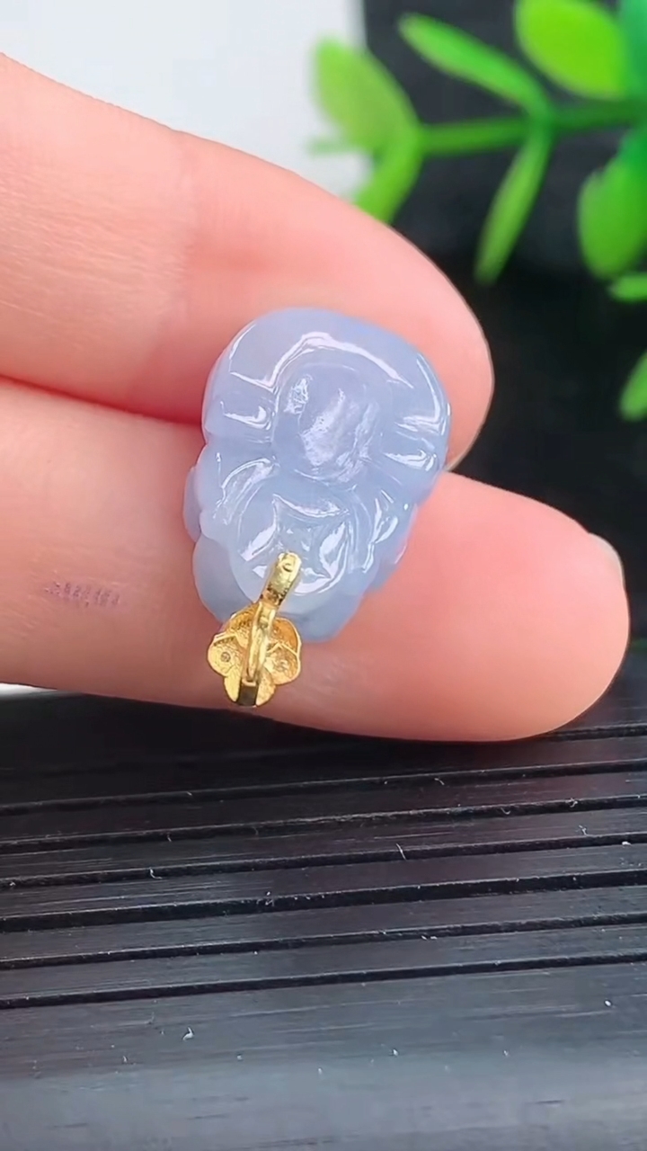 天然A货翡翠18K金紫罗兰生肖猪吊坠尺寸17-11.7-7.5重量:3.15g
3月27日