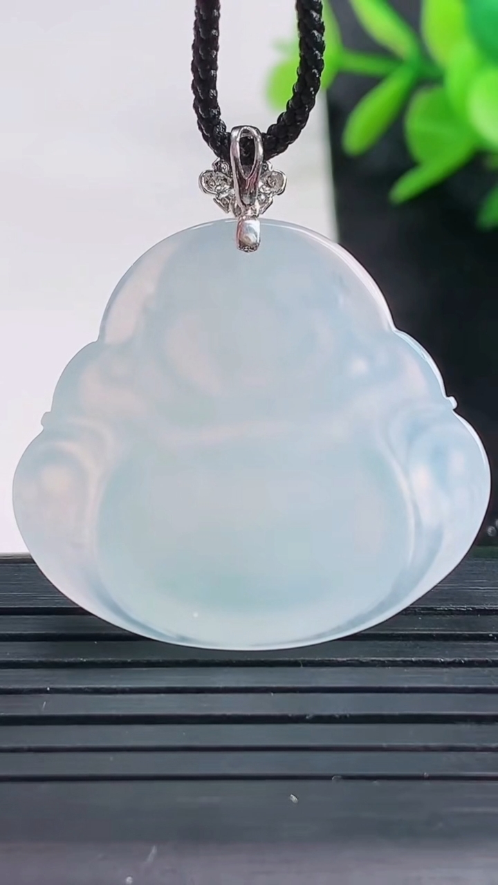 天然A货翡翠种飘花佛公吊坠尺寸28.8-32.1-6.1重量:9.51g
3月27日