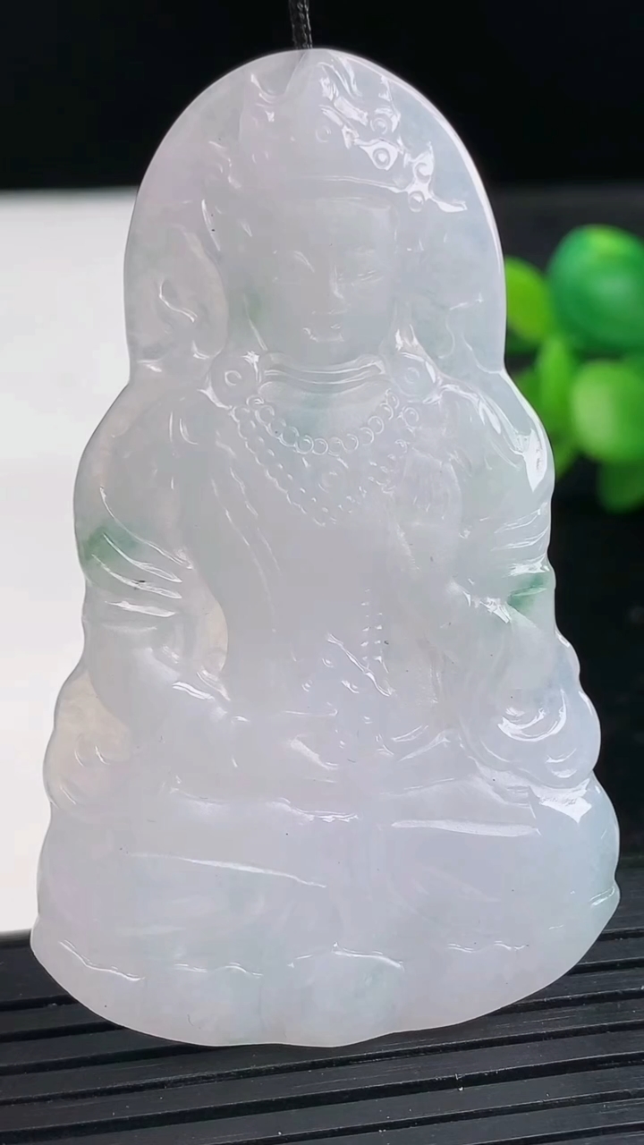 天然A货翡翠飘花度母观音吊坠尺寸62.6-38.2-4.3重量:20.30g
3月27日