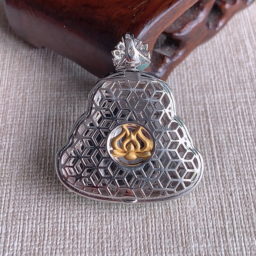 天然A货翡翠18K金伴钻镶嵌飘绿佛公吊坠 
尺寸35-25.8-30-11mm 重量13.30g 0