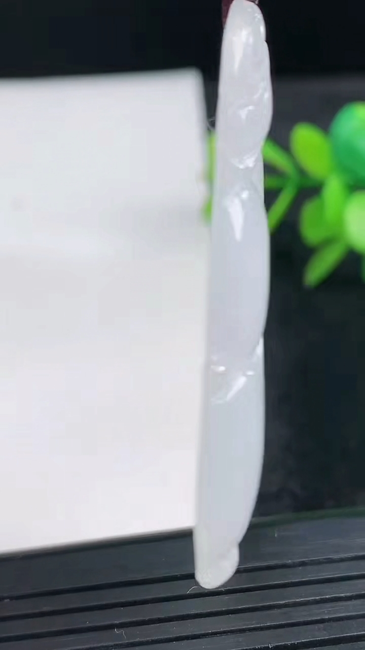 天然A货翡翠如意吊坠尺寸56.9-33.8-5.4重量:17.59g
3月27日