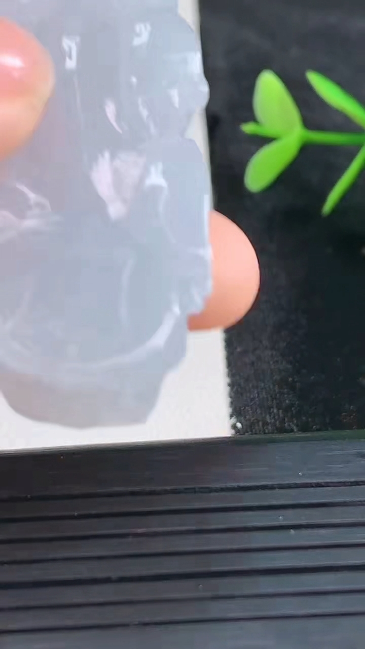 天然A货翡翠貔貅吊坠尺寸43.4-23.1-11.9重量:26.65g
3月27日