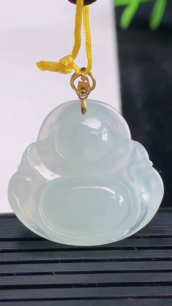 天然A货翡翠佛公吊坠尺寸25.9-27.5-6.1重量:6.45g
3月27日