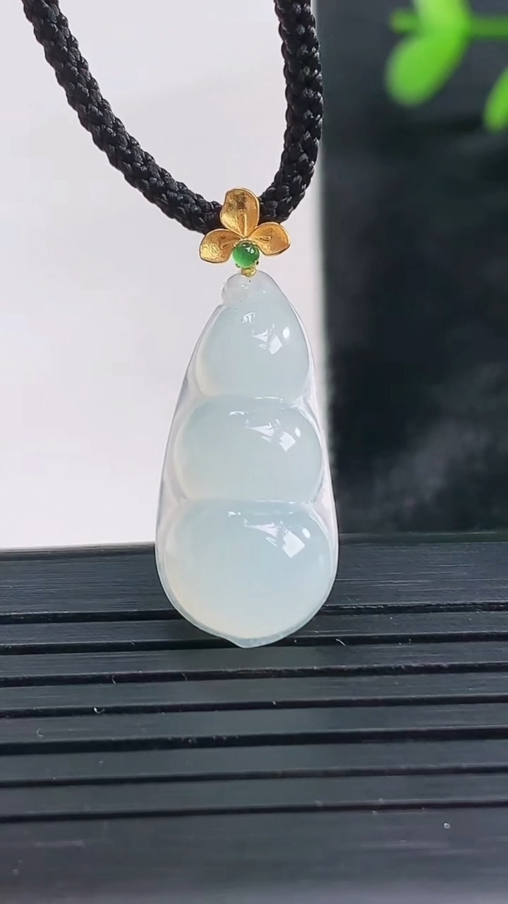 天然A货翡翠种白冰福豆吊坠尺寸23.2-10.5-5.6重量:2.16g
3月27日