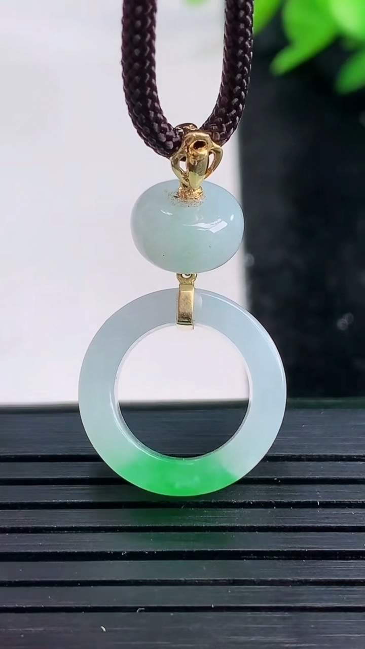 天然A货翡翠平安环吊坠尺寸17-5.6重量:3.61g
3月27日