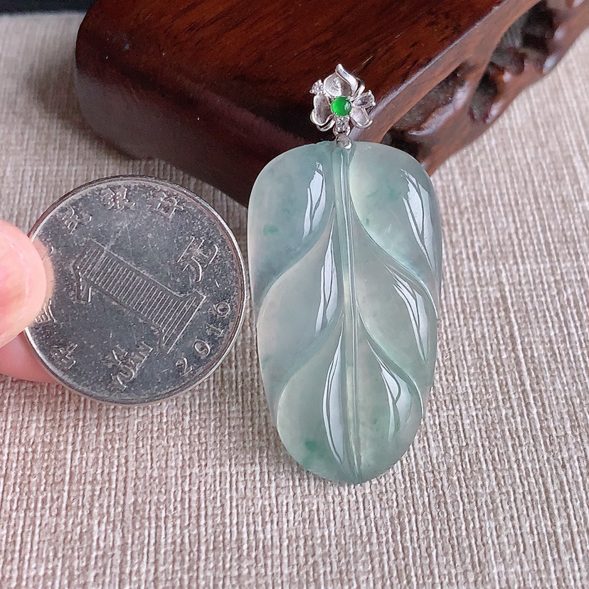 天然A货翡翠18K金扣头飘花叶子金枝玉叶吊坠 
尺寸44.8-37-21-4.4mm 重量7.03g 0326