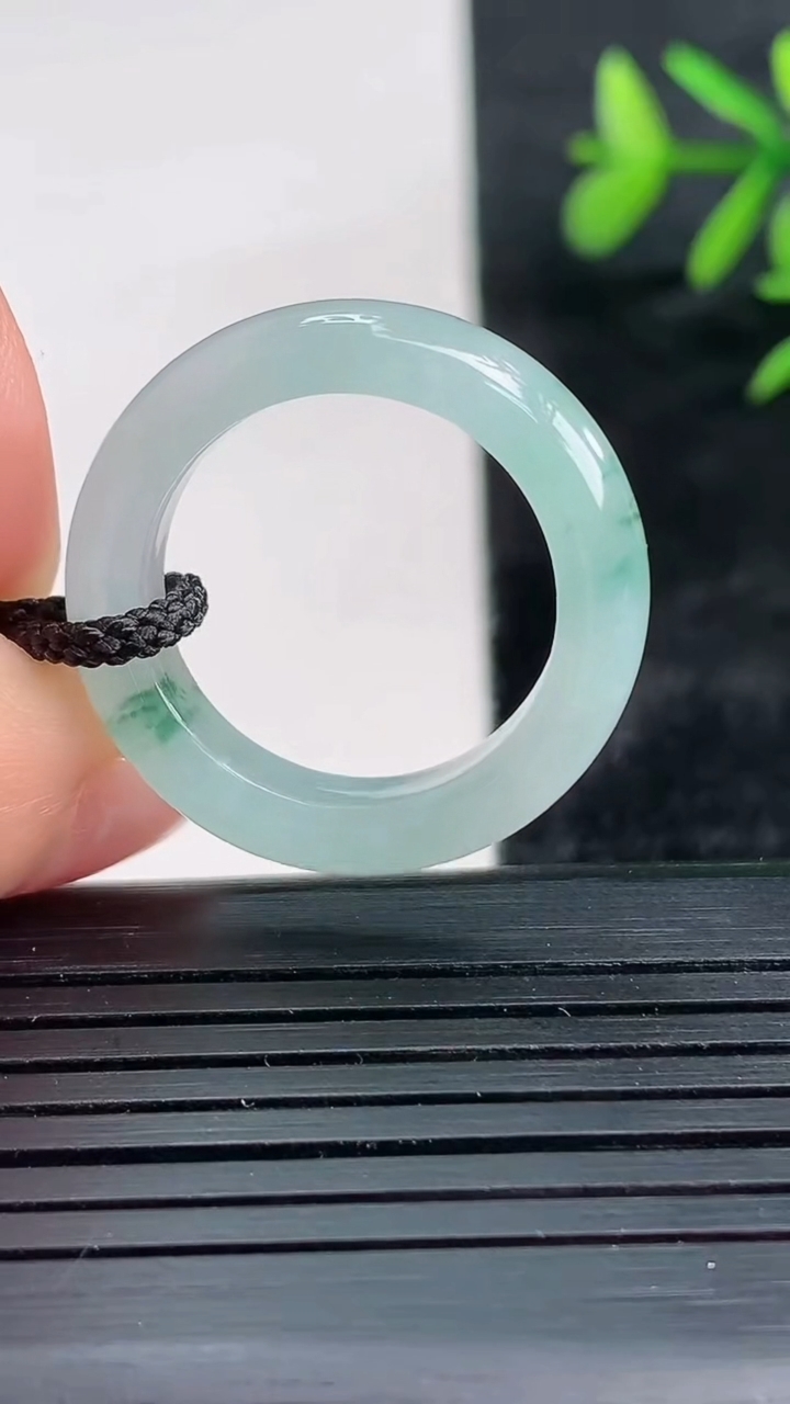 天然A货翡翠飘花指环戒指尺寸18.5-5.6-3.8重量:4.31g2026年3月27日
工厂直销收藏佳品,种好水足，色泽均匀，有种有色，上手高大气！