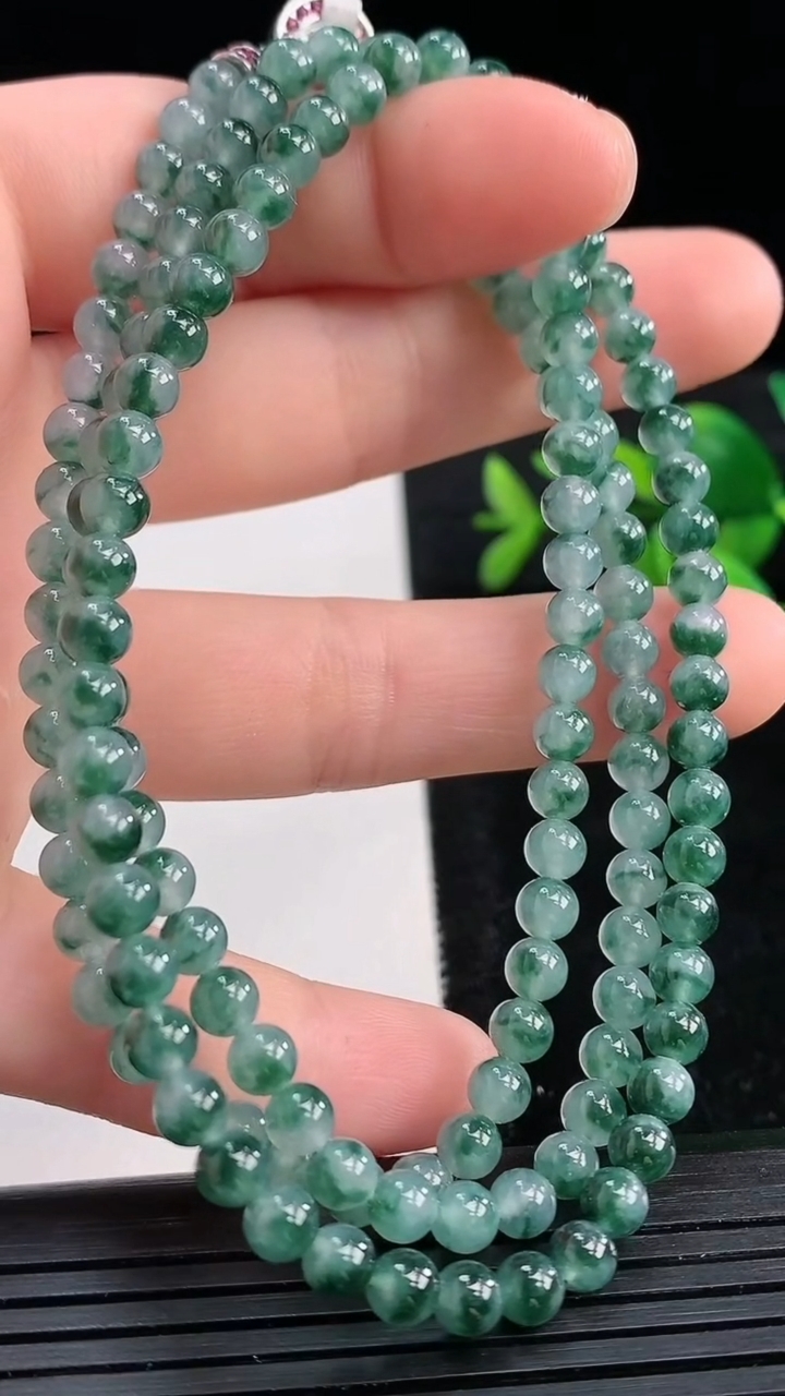 天然A货翡翠飘花圆珠项链尺寸4.3-140颗重量:23.88g3月27日
工厂直销收藏佳品,种好水足，色泽均匀，有种有色，上手高大气！