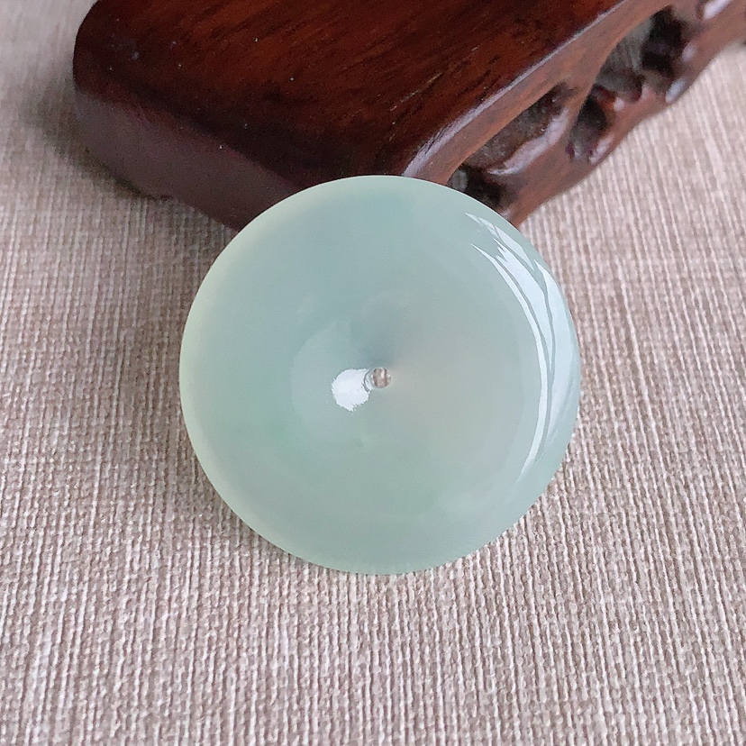 天然A货翡翠晴水平安扣吊坠 
尺寸34.2-5.2mm 重量12.85g 0326