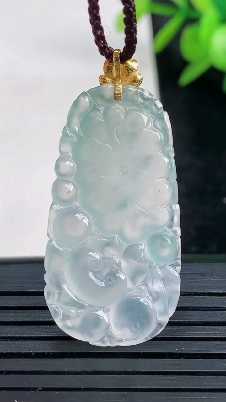 天然A货翡翠种飘花年年有余吊坠尺寸34.8-18.1-4.3重量:5.00g
3月27日