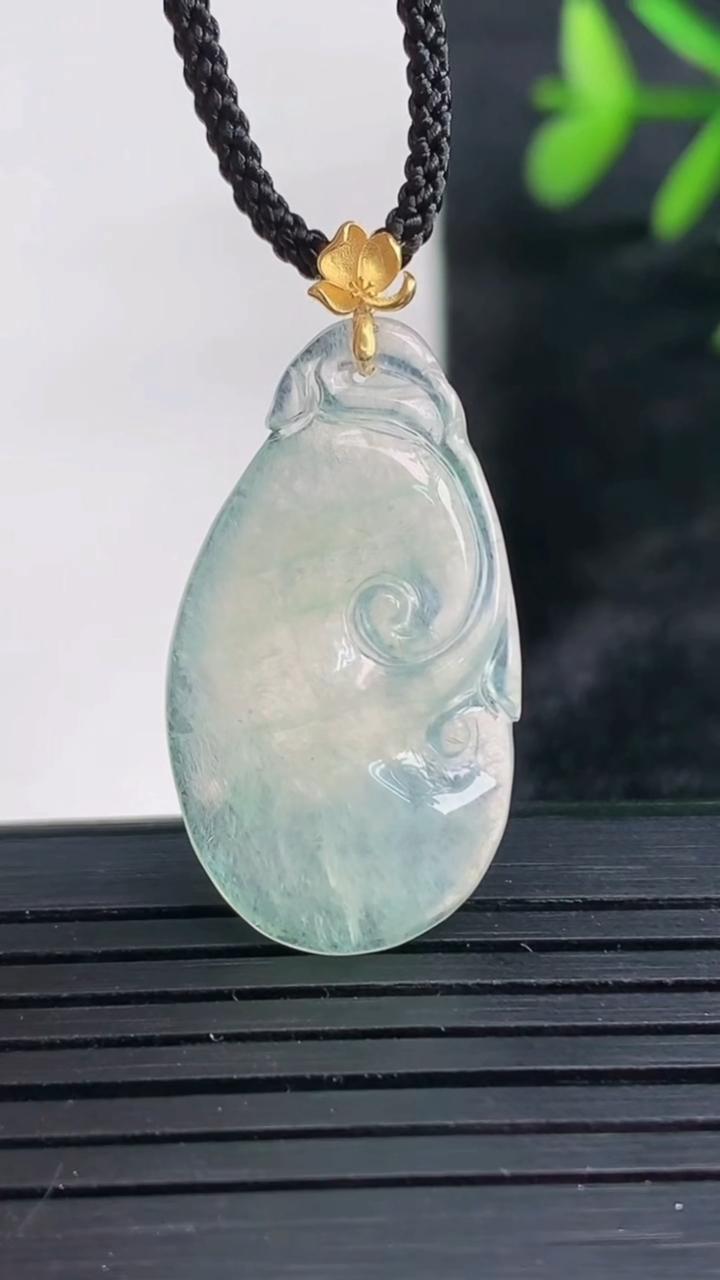 天然A货翡翠如意吊坠尺寸29.1-15.8-3.5重量:2.83g
3月27日