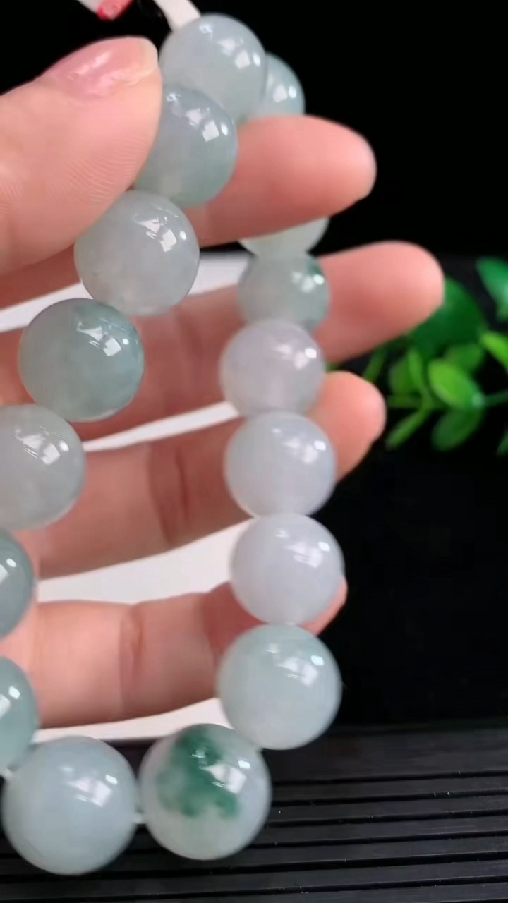 天然A货翡翠飘花圆珠手串尺寸13-16颗重量:59.74g3月27日
工厂直销收藏佳品,种好水足，色泽均匀，有种有色，上手高大气！