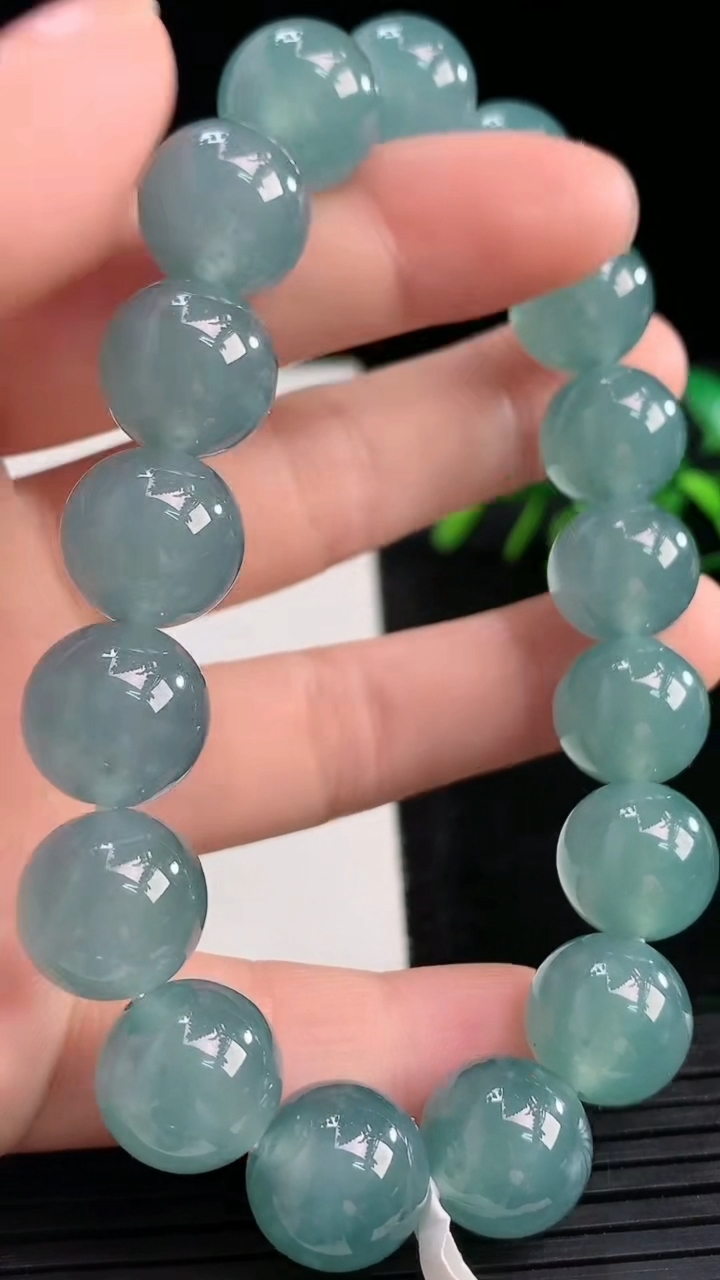 天然A货翡翠圆珠手串尺寸12.3-17颗重量:56.63g3月27日
工厂直销收藏佳品,种好水足，色泽均匀，有种有色，上手高大气！