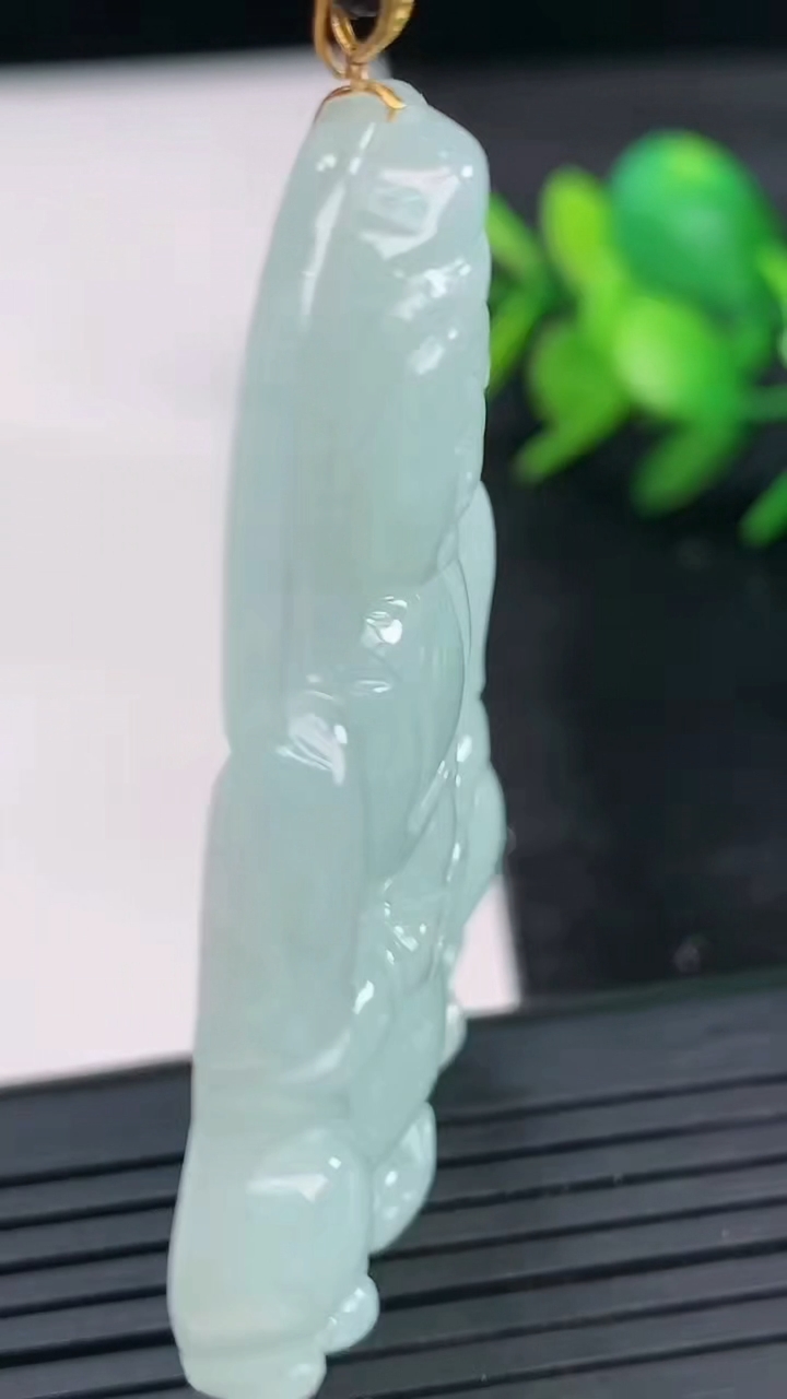 天然A货翡翠观音菩萨吊坠尺寸55-36.8-6.8重量:21.95g
3月27日