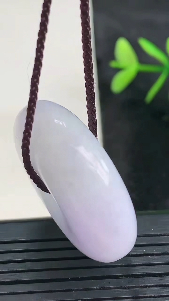 天然A货翡翠紫罗兰平安扣吊坠尺寸33.5-11.7重量:28.17g
3月27日