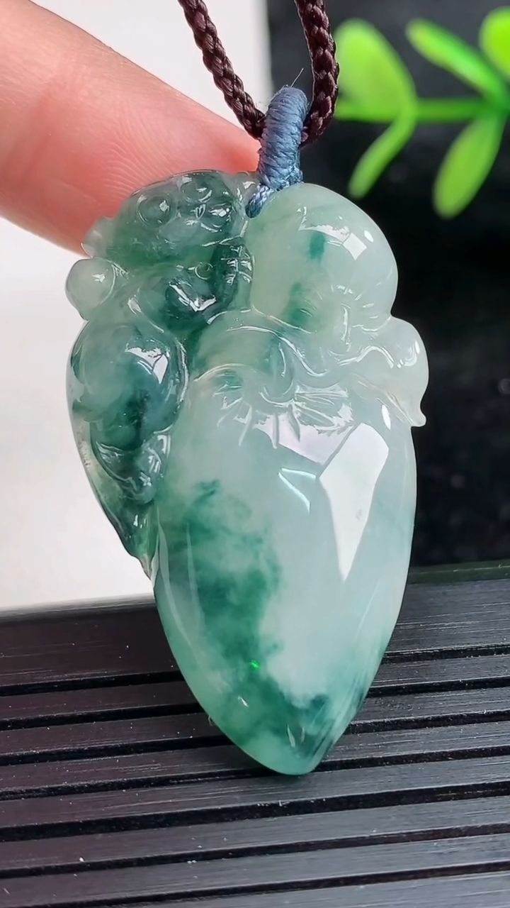 天然A货翡翠飘花寿桃吊坠尺寸38.1-23.1-5.8重量:8.50g
3月27日