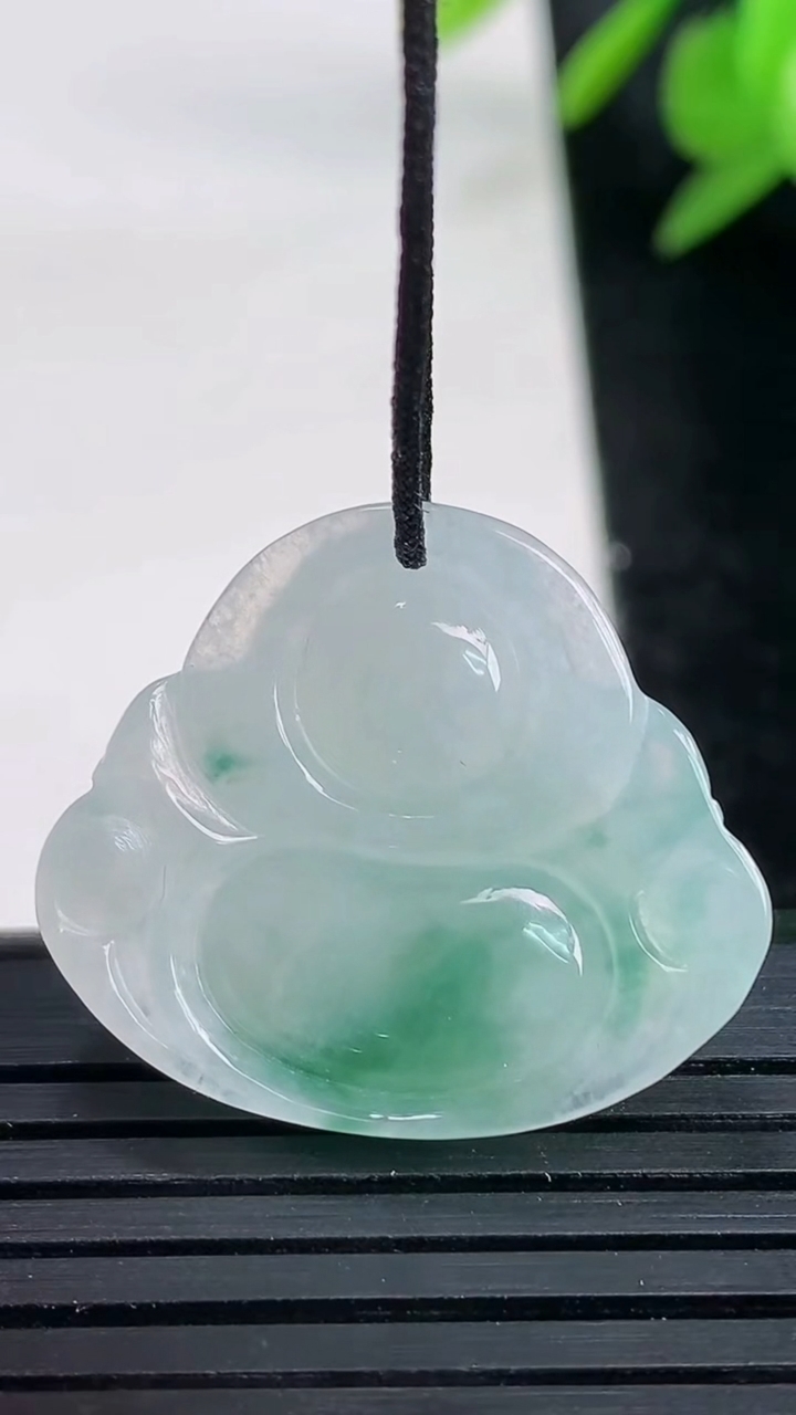 天然A货翡翠飘花佛公吊坠尺寸23-26.7-6.2重量:5.11g
3月27日